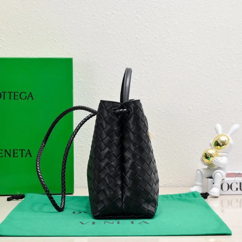 The 2023 new Andiamo batch of 2260 BV has been shipped‼ ️Really popular🔥The new Andiamo woven handbag launched by Bottega Veneta this season is really popular all over the world! ! Celebrities at home and abroad have worn it, and Oscar-winning actress Michelle Yeoh has taken it out on the street. Song Jia, Trai Yara, Yu Feihong, Sanji Ayaka, Rosie Hunting-Whiteley, Yoshioka Riho, etc. have all picked up this bag. It is classic and versatile, showing off its temperament, and the bag capacity is also large, which is very convenient for daily commuting! ! A variety of carrying methods, the shoulder straps can be adjusted by yourself, the original lambskin feels soft and delicate, and the unisex style breaks gender boundaries and brings a more practical and longer-lasting use experience. Andiamo, which has both elegant and casual styles, perfectly interprets the true appearance of "fashionable old money style". Style number: 8463 Size: 32*24*12